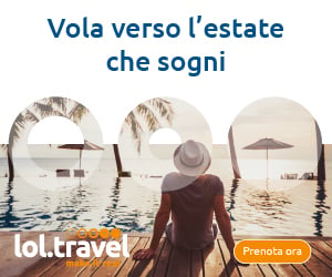 Banner lol.travel con donna seduta davanti al mare al tramonto e testo “Vola verso l’estate che sogn