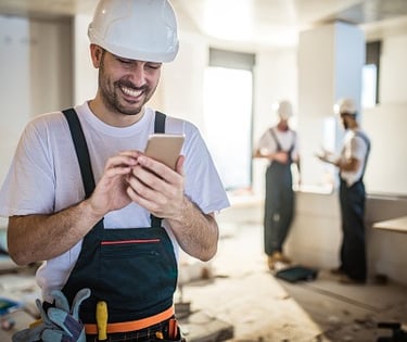 chef de chantier discute avec son client sur un chantier par téléphone. 