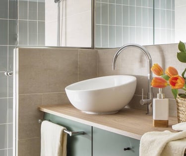 double vasque dans salle de bain moderne rénovée