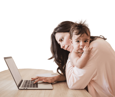 Mae com filho no ombro e pesquisando na internet