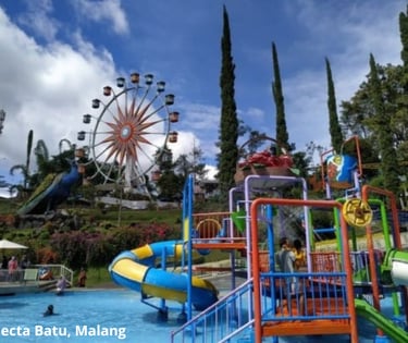 Selecta Batu Malang, taman air yang menampilkan seluncuran warna-warni dan kincir raksasa di bawah l