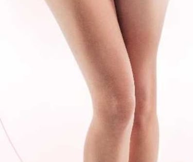 фото жінка в і білому бікіні