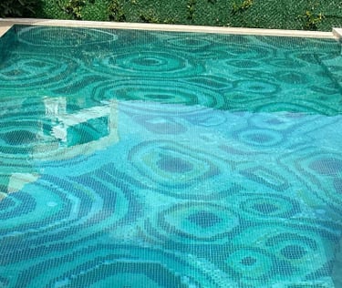 Glasmosaik für Pools – Maßgeschneiderte Kunst- individuelle Muster für den Pool