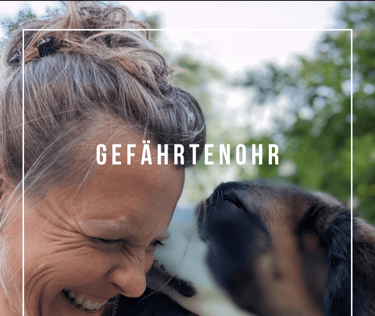 Hund flüstert in Menschen Ohr