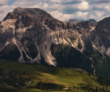 Rayons de lumière sur la vallée derrière Seceda