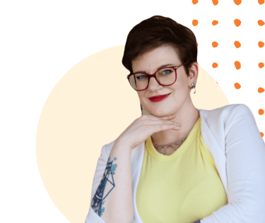 ein Photo von Swana Schuchmann, Diversity Trainerin. Sie trägt einen weißen Blazer und lächelt