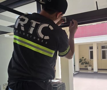 Técnico instalando sensor o botón de acceso en marco de puerta.