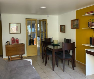 Diseño de comedor acogedor con luz natural y acabados en madera | diseño Studio Atípico