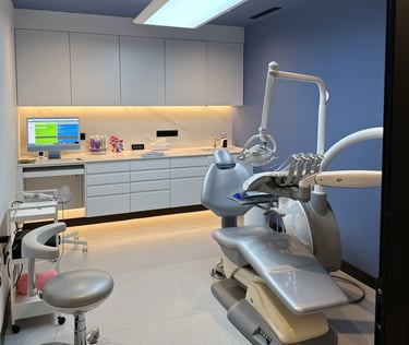 Consultorio dental moderno de la Clínica Bocarriba en Costa del Silencio, con paredes azules