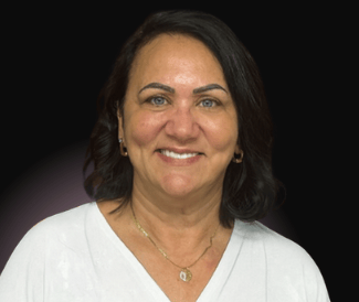 Retrato profissional de contadora sorridente com fundo escuro.