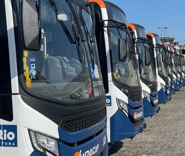 fileira de ônibus novos Novacap 2024 Caio Apache Vip V