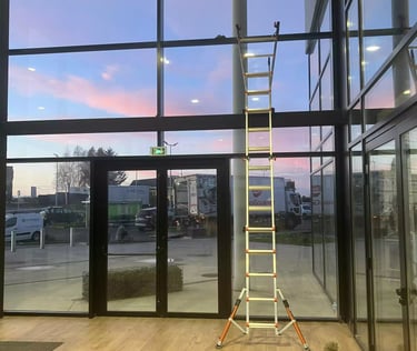 lavage de vitres a l échelle par l'entreprise Charente vitre net