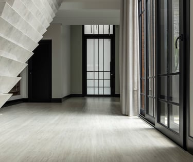 ambiente residencial piso vinilico claro e cortina wave