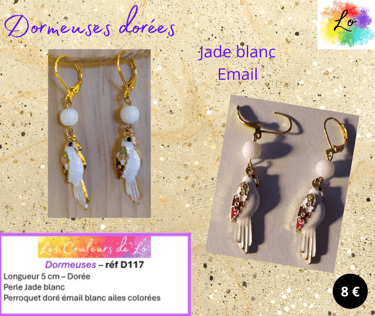 Boucles dormeuses dorées Jade blanc perroquet émail blanc ailes multicolores Les Couleurs de Lo
