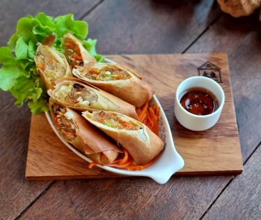 ปอเปี๊ยะทอดกรอบ ของทานเล่นซิกเนเจอร์ที่ยงคังคาเฟ่