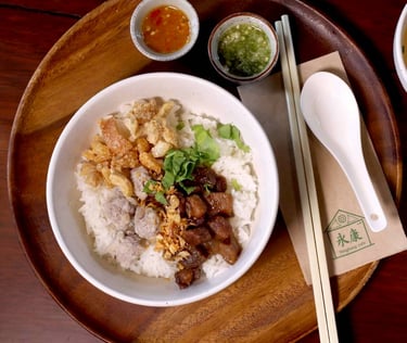 ข้าวต้มแห้งยงคัง เสิร์ฟพร้อมเครื่องเคียงและซุปร้อนๆ ย่านท่าวัง