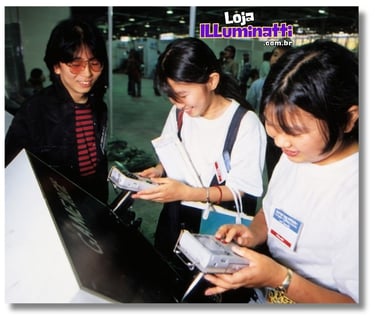 2 visitantes (jovens mulheres) jogando no estande do Game Boy na Nintendo Shoshinkai 1990