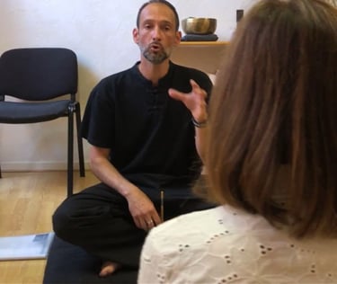 homme qui parle et qui donne une formation en magnetisme