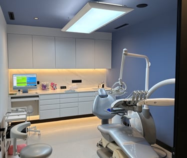 Consultorio dental moderno de la Clínica Bocarriba en Costa del Silencio, con paredes azules