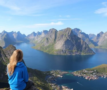 une femme regarde la nature qui l'apaise et la ressource 
