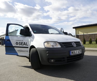Automobilis su „Powered by SEAL“ ženklu, naudojamas giluminiam automobilio salono valymui ir chemini