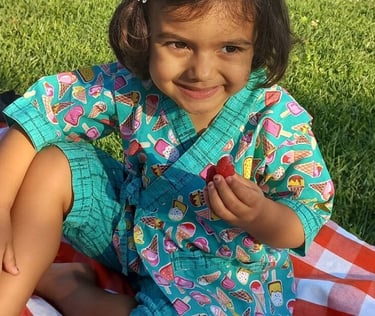 Conjunto infantil (Jinbei) prático de vestir e confortável para brincar.