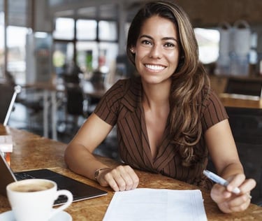 imagem mostra uma jovem mulher anotando sua finanças .