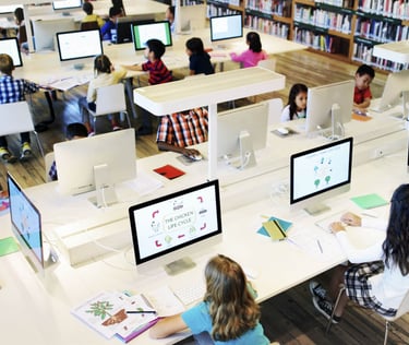 imagem de estudantes usando a internet.