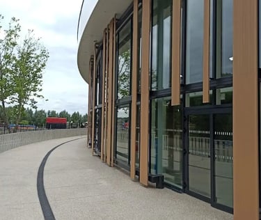 la société Morel Services Nettoyages spécialiste du lavage de vitres à Amiens