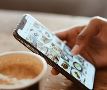 Smartphone con Instagram e Cappuccino
