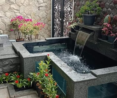 Dekorasi kolam hias untuk mempercantik halaman rumah lengkap dengan air tirai.