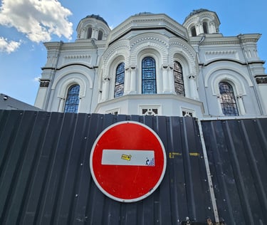 Détournement de panneaux de signalisation représentant un homme détruisant un mur sur sens interdit 