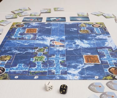 Ant stalo padėta žaidimo lenta, ant jos sudėliotos kortelės, šalia yra žaidimo kauliukai