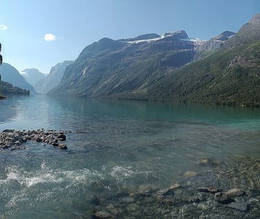 Lodowiec Jostadelsbreen, jezioro u podnóża w lecie