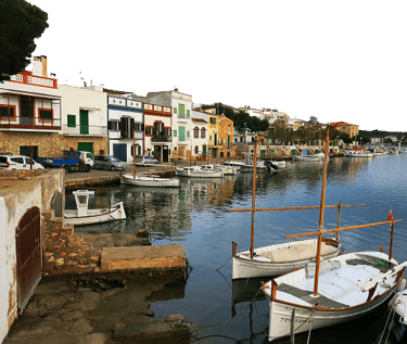 barracas de portocolom, a boat is docked in a harbor with many boats