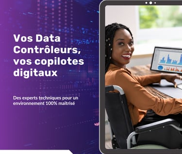  Une tablette affichant une femme assise à son bureau qui sourit