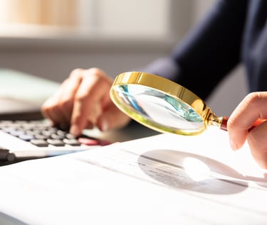 تقرير تدقيق خارجي يوضح مراجعة القوائم المالية بدقة لضمان الشفافية والامتثال للمعايير الدولية.