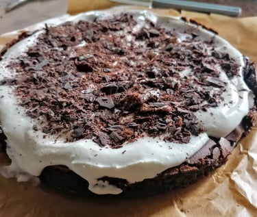 gâteau avec glaçage blanc et pépites de chocolat