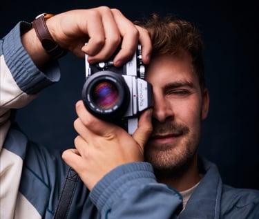 Fotograf Aldan Kosnick mit Minolta Kamera im Studiosetting