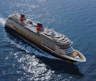 Vista aerea de barco crucero Disney en el océano