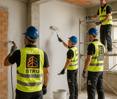 Equipa STRU a aplicar estuque e pintura em obra