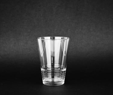 vaso cristal en fondo negro