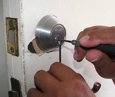 Abertura de portas Queijas - SOS Aberturas