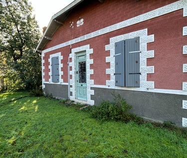 Maison traditionnelle à Saumos en Gironde avec toiture en tuiles, exemple de l'architecture locale s