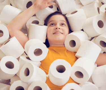 papier toilette selle constipation peur rouleaux tissus tee-shirt jaune fille enfant