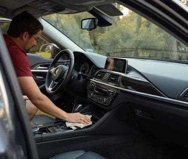 homem-limpando-o-interior-de-um-carro