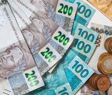um monte de notas e moedas sobre uma mesa