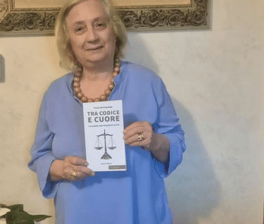 Italia Buttiglione segurando o seu livro: Tra codice e cuore