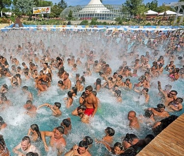 Piscina a Onde acquafan Riccione, giochi d'acqua, parco divertimenti provincia di Rimini