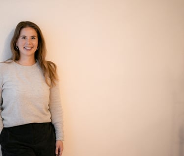 Frau lehnt an der Wand und stellt sich als kompetente Beraterin vor